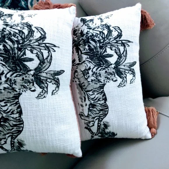 COTTON & VELVET PRINT PILLOW WITH TIGEr IMAGES & TASSELS - Picture 4 of 10